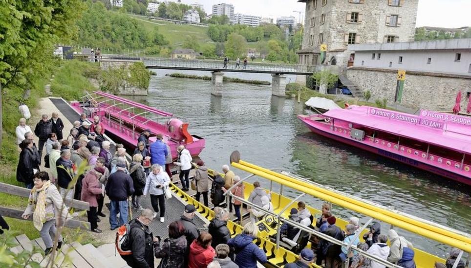 An einem Montagmorgen am Rheinfall: Mehrere Touristengruppen steigen vom Ufer in die Boote ein und aus – statt von der Insel aus. Hierfür hat die Werner Mändli AG jedoch keine Bewilligung. Bild: Selwyn Hoffmann