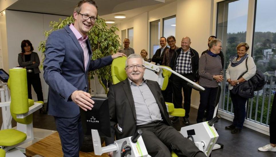 Beidseitiges Wohlbefinden, nicht nur im Physiofit-Raum: Pro-City-Präsident Ernst Gründler (auf dem Fitnessgerät) und Schönbühl-Gastronomie-Geschäftsleiter Patric Gonetz. Bild: Selwyn Hoffmann