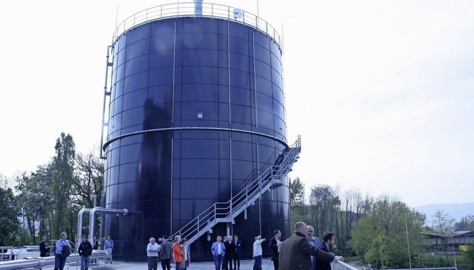 Imposant: Der neue Gasspeicher der Kläranlage Bibertal-Hegau. Bild: Wolfgang Schreiber
