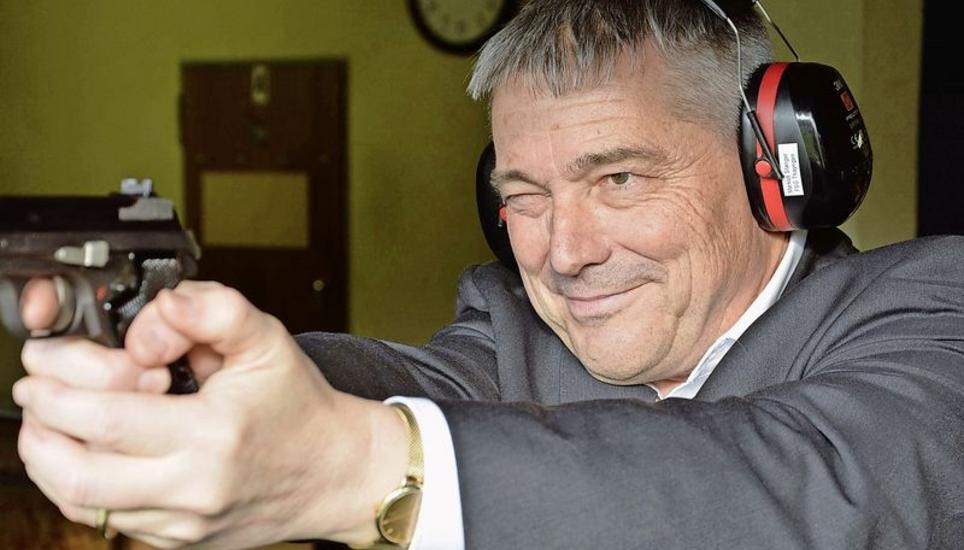 Regierungsrat Walter Vogelsanger am Eidgenössischen Feldschiessen mit der Ordonnanzpistole. Bild: Markus Stanger