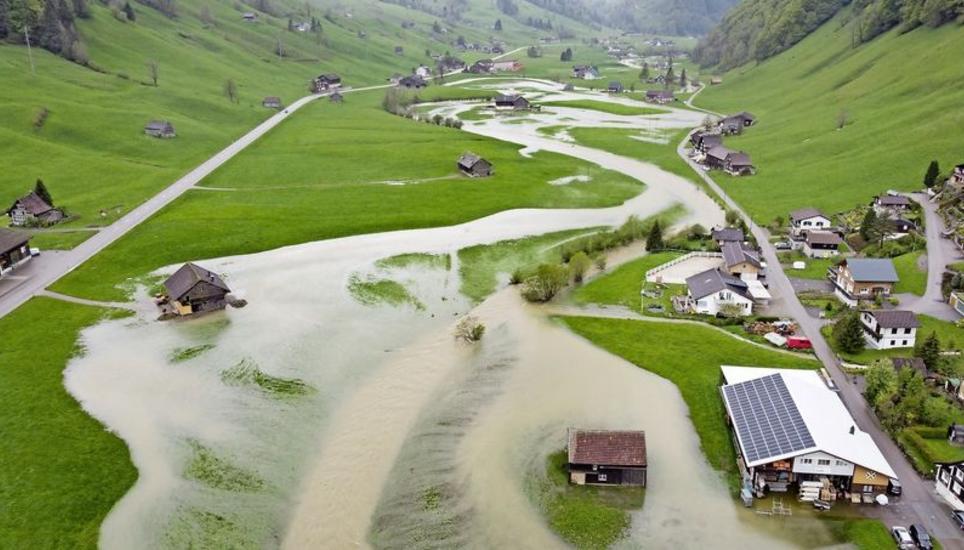 Die Thur führt Hochwasser und ist, wie hier in Alt St. Johann im Toggenburg, stellenweise über die Ufer getreten. Bild: Key