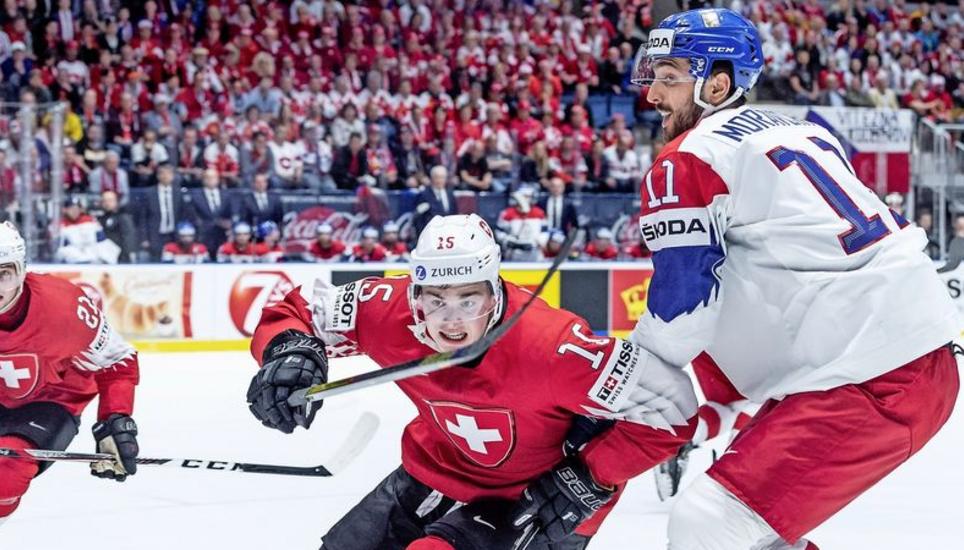 Kräftig kämpfen musste die Schweiz gegen Tschechien wie hier Gregory Hofmann (Mitte) gegen Michal Moravcik. Bild: Key