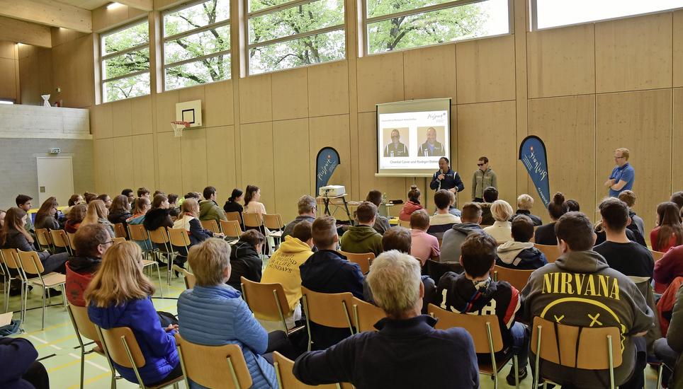 Rüdiger Böhm, Chantal Cavin und René Pfister (vorne v.l.) von PluSport stellten der Oberstufe Randental den Behindertensport näher vor. Bilder: H.C. Steinemann