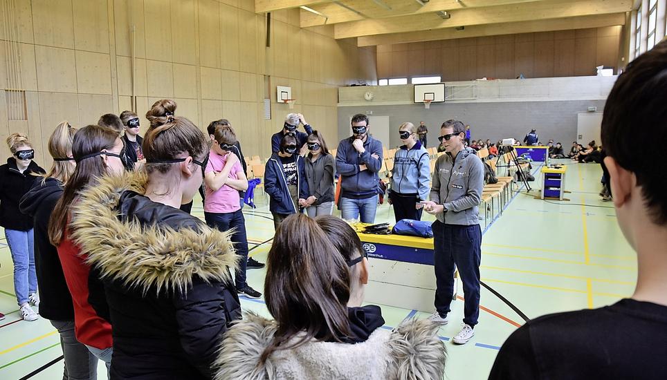 Die blinde Chantal Cavin (l.) versuchte den Schülerinnen und Schülern mit Augenklappen aufzuzeigen, wie sie durchs Leben geht.