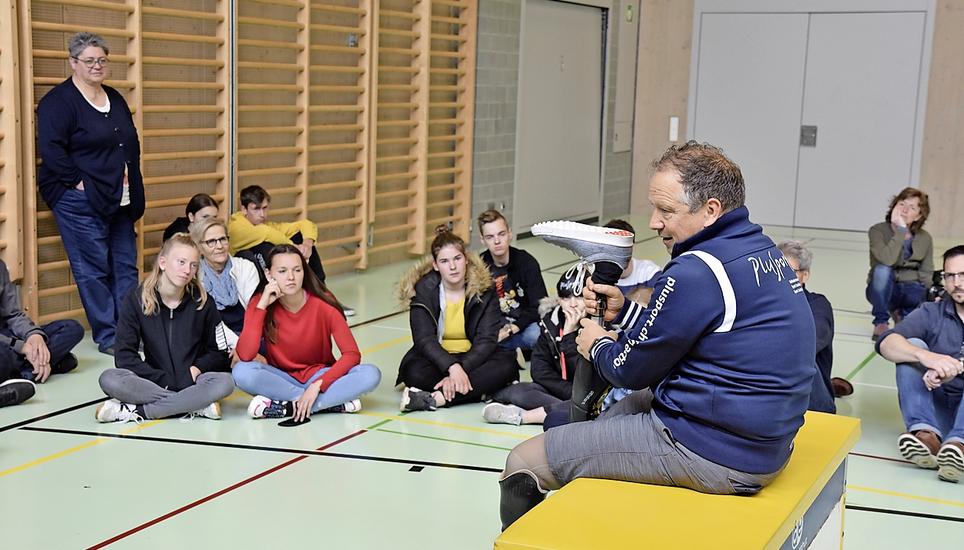 Rüdiger Böhm erklärt auf eindrückliche Art den zur Routine gewordenen Umgang mit seinen zwei Beinprothesen.