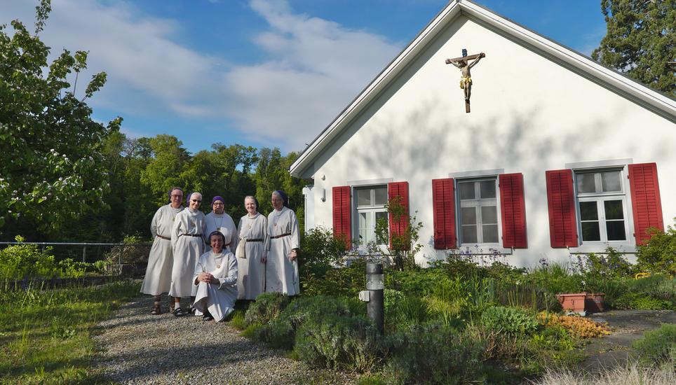 Die Schwesterngemeinschaft des Klosters „Maria, Mutter die Reine“ im Kräutergarten. Bild: Isabel Heusser