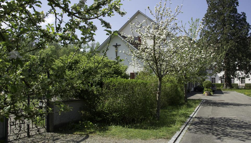 Das Kloster liegt mitten im Grünen. Bild: Jeannette Vogel