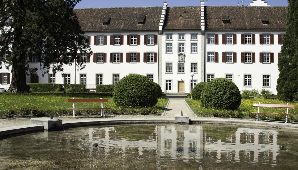 nebenan liegt das ehemalige Benediktinerkloster. Bild: Jeannette Vogel