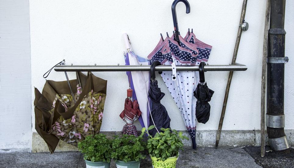 Gut ausgerüstet, falls der Regen kommt: Der Eingang zum Haus der Stille. Bild: Jeannette Vogel