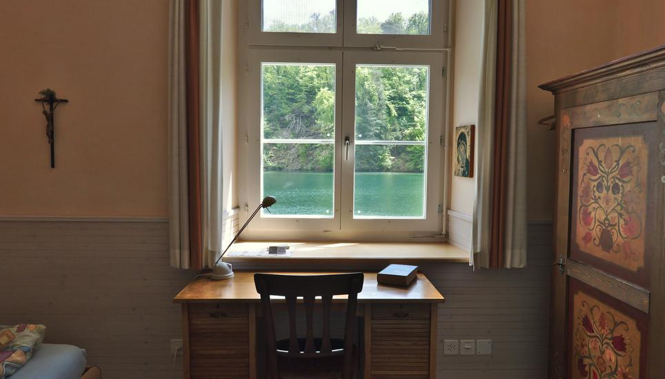 Die meisten Gästezimmer haben Aussicht auf den Rhein. Bild: Isabel Heusser