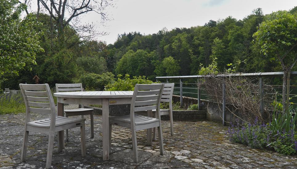 Die Terrasse des Klosters im Kräutergarten. Bild: Isabel Heusser