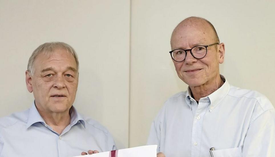 Hansruedi Stör (l.) überreicht seinem Vorgänger Jörg Sorg ein Präsent für seine zehnjährige Amtszeit. Bild: Thomas Brack