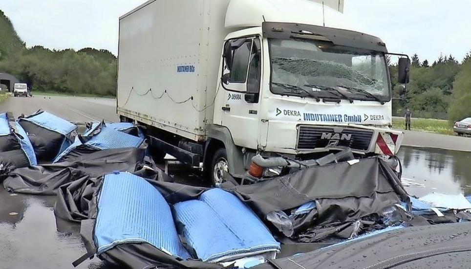 Hier im Bild ist zu sehen, wie 2017 bei einem Crash-Test ein Lastwagen in eine Reihe der mit Wassern gefüllten Indutainer fährt. Schreenshot: Youtube