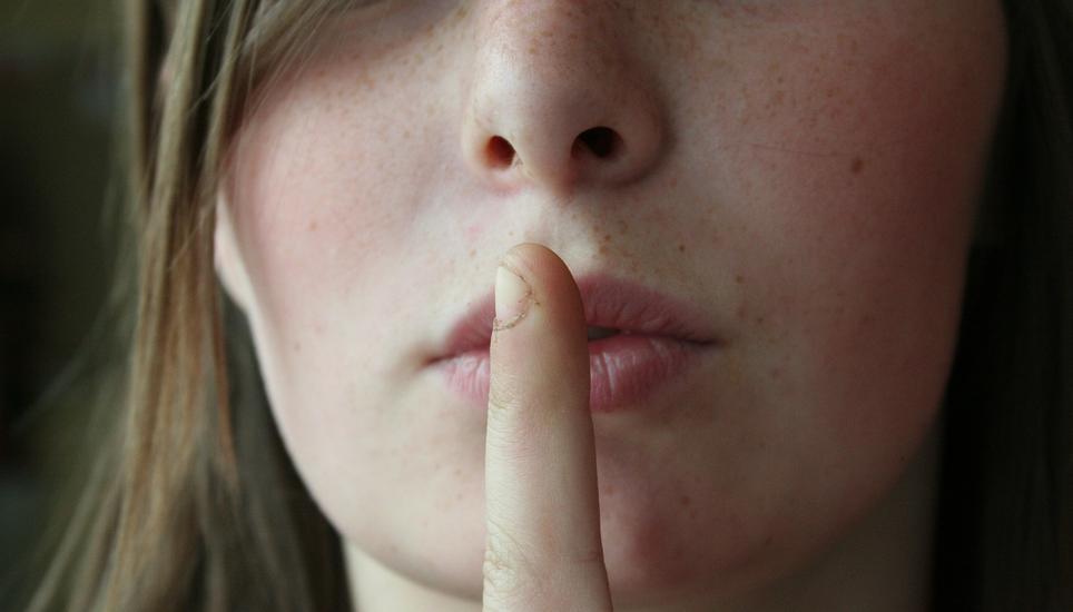 Nur die Hälfte der Frauen, die sexuelle Gewalt erlebt haben, sprechen mit einer Vertrauensperson darüber. Bild: Pixabay