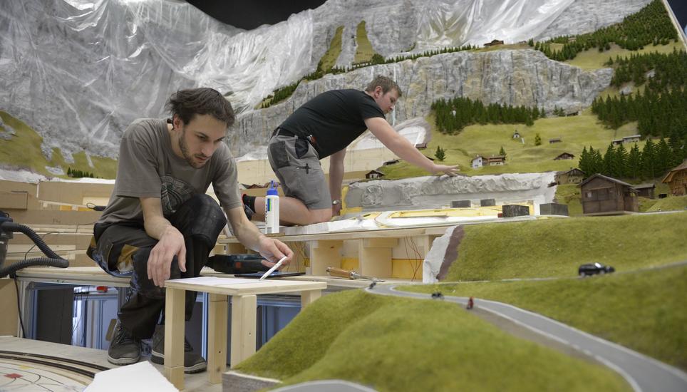 In der Miniaturwelt Smilestones entsteht der zweite Abschnitt – die Alpen. Bilder: Selwyn Hoffmann