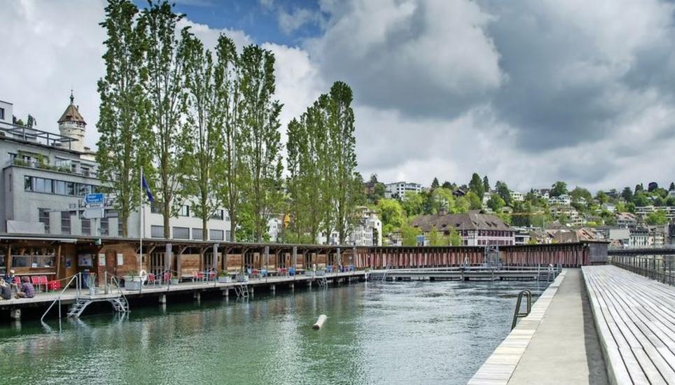 Die Rhybadi ist wieder offen: Gestern zur Mittagszeit betrug die Wassertemperatur 11,3 Grad Celsius. Bild: Jeannette Vogel
