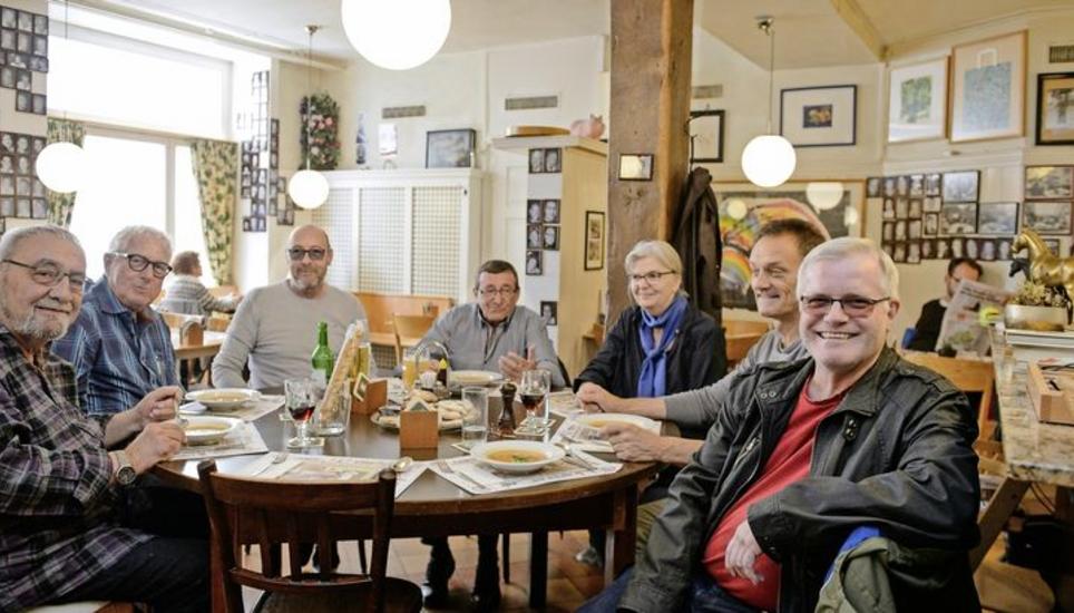 Heinz Honglers Gemüsesuppe für den Mittwochstammtisch in der «Ufenau», von links: Emil, Kari, Simon Gnädinger, Tschüdy, Susanne Müller, Manuel Neidhart und Alfons Beer. Bild: Selwyn Hoffmann