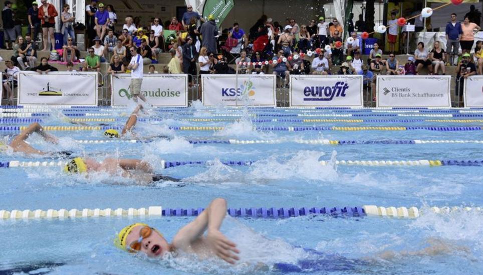 Die schöne Kulisse vom letztjährigen Rheinfallmeeting mit dynamischem Schwimmsport strebt der Schwimmclub Schaffhausen auch an diesem Wochenende an. Bild: poe.