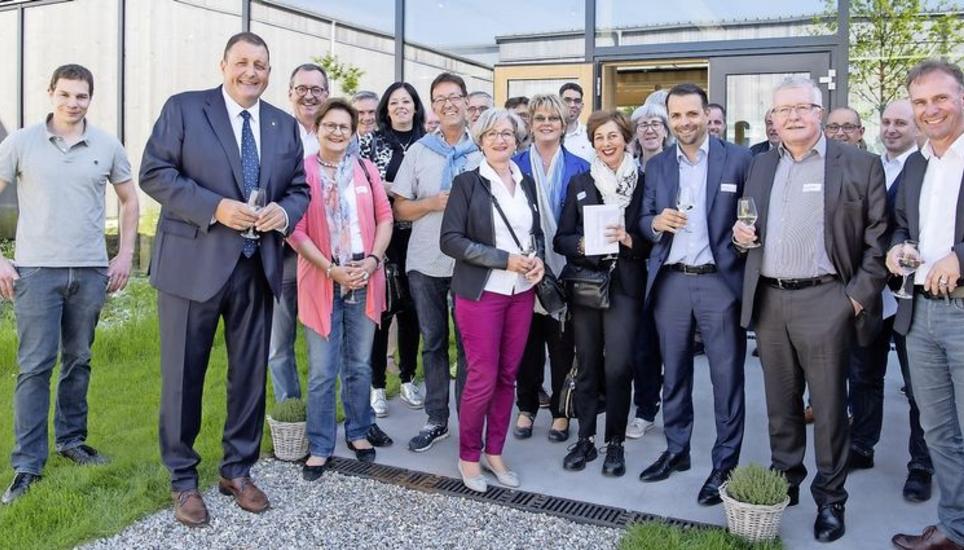 Die Delegiertenversammlung (DV) des Kantonalen Gewerbeverbandes begann mit der Besichtigung von WeinStamm in Thayngen. Gewerbepräsident Marcel Fringer (2. v. l.) freute sich darüber, dass 120 Personen an der DV teilnahmen. Bild: Jeannette Vogel