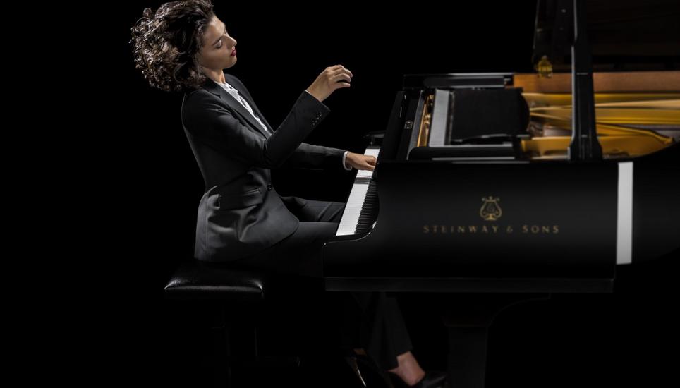 Die georgische Pianistin Khatia Buniatishvili hat schon viele Preise abgeräumt. Bild: Gavin Evans/Sony Classical