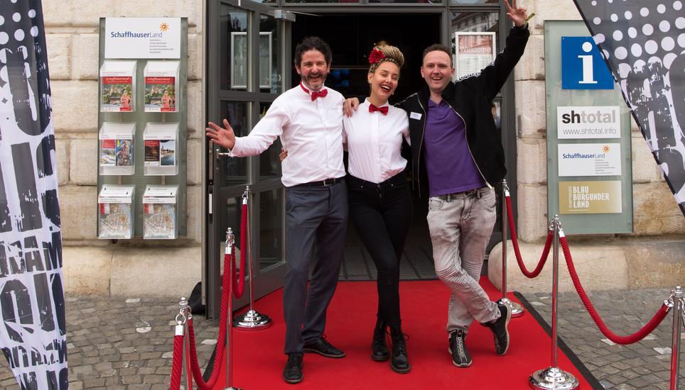 Sie richteten gestern eine grosse Eröffnungsparty auf dem Herrenacker aus: Boris Litmanowitsch (l.), Helferin India Sauter und Beat Hochheuser. Bilder: Jeannette Vogel