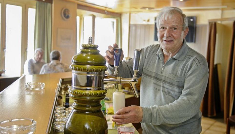 40 Jahre lang stand Wirt Werner Vollmer hinter dem Tresen im Kastanienbaum. Bild: Selwyn Hoffmann