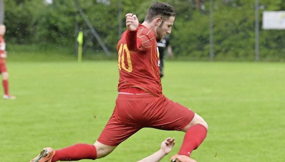 In der Vorrunde waren die Spieler des FC Stammheim (rotes Trikot) zumeist obenauf. Nach einer kleinen Krise finden sich die Stammer nun auf Platz 2 wider. Bild: Roger Albrecht