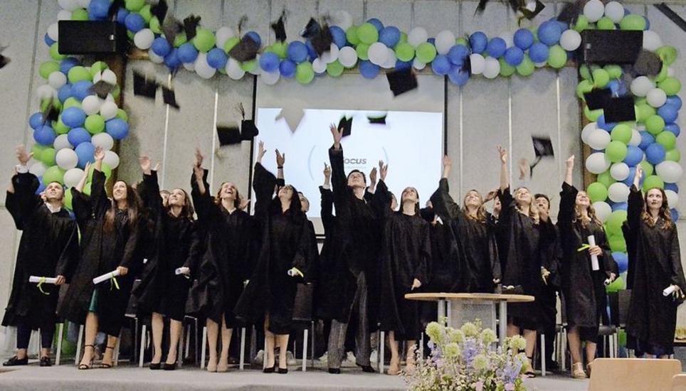 Wie in Amerika üblich werfen die Schüler ihre Hüte in die Luft. Bild: Melina Ehrat
