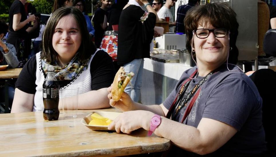 Valeria (l). und Helena genossen Speis und Trank in der Abendsonne. Bild: Fabienne Thöni