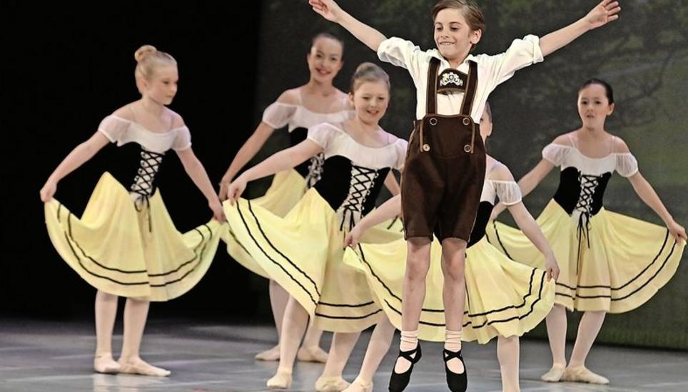 Den Tänzerinnen und Tänzern der Ballettschule Conny sieht man die Freude am Tanzen an. Bild: Selwyn Hoffmann