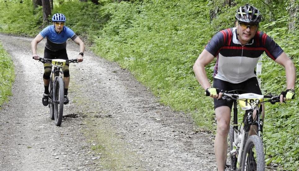 Mit voller Kraft dem Finish entgegen: Daniel Heusi (vorne) und Adrian Harzenmoser (hinten) haben die Ziellinie beim Randen Bike Race vor Augen. Bild: Pascal Oesch
