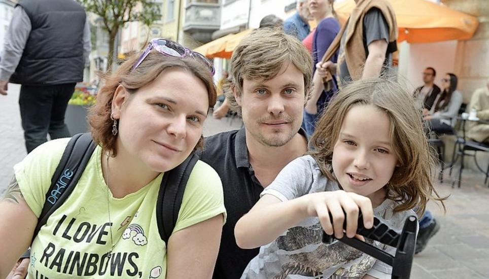 Tanja Zingg und Samuel Käser haben Sohn Quinn eine Abfallzange geschenkt, mit der er fleissig Müll sammelt.