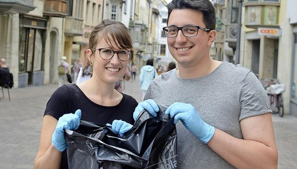 Jasmin Vogelsang und Patrick Portmann wollen herausfinden, was neben den Zigis sonst noch so für Abfall herumliegt.