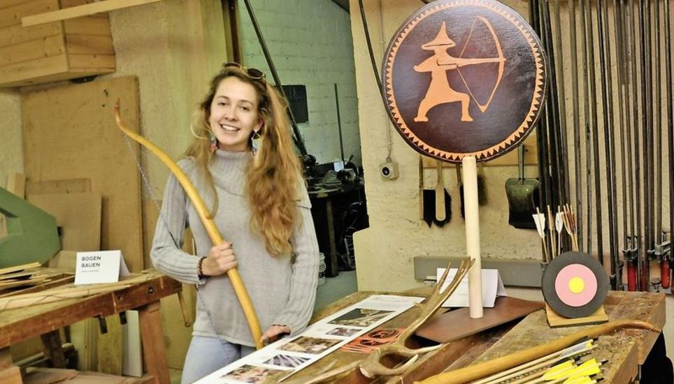 «Aus Manau-Rattan kann man in einem Tag einen modernen Pfeilbogen bauen», sagt Vanessa Schlatter. Bild: Ulrich Schweizer
