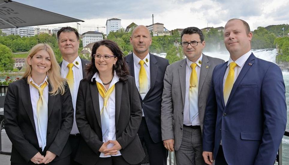 Der Vorstand von Gastro Schaffhausen vor dem Rheinfall in Neuhausen, v.l.: Daniela Augsburger, Präsident Renato Pedroncelli, Sandra Tappolet, Werner Feller, Vizepräsident Rafael Aragon und Max Schwegler. Bild: Tamara Schori