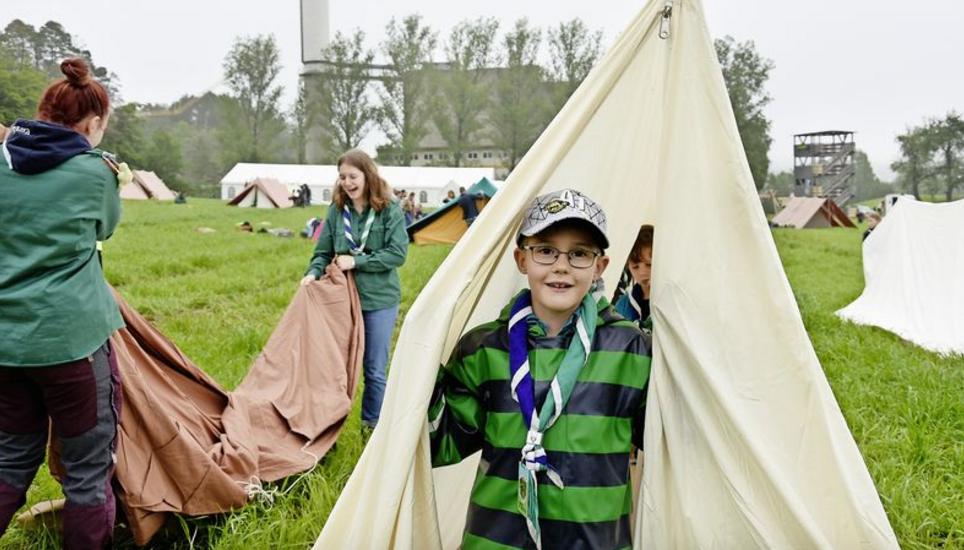 Gemeinsam anpacken im Pfadilager: Luca Niedermann hält eine Zeltstange, damit seine Leiterinnen das Überzelt spannen können. Bild: Melina Ehrat