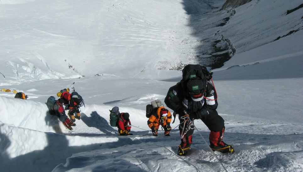 Bergsteiger beim Besteigen des Mount Everest: Etwas mehr Demut wäre laut Thomas Feurer angebracht. Bild: Pixabay