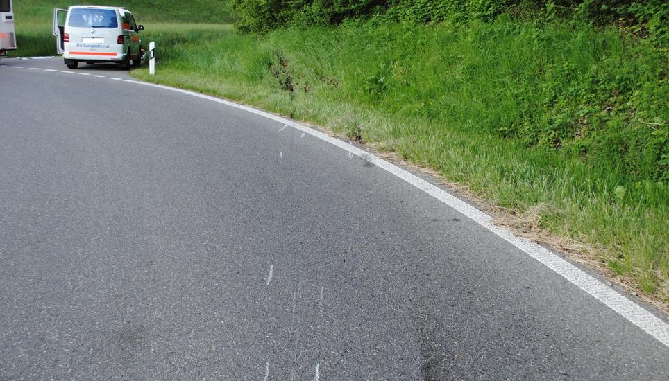 Hier schlitterte der 30-Jährige über die Böschung. Bild: SHPol