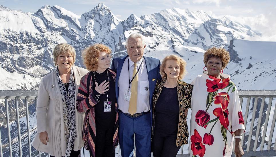 Zum 50-jährigen Jubiläum des Films «Im Geheimdienst Ihrer Majestät» versammelte sich am Samstag ein Teil des Casts nochmals auf dem Schilthorn: Jenny Hanley, Catherine Schell, George Lazenby, Helena Ronee und Sylvana Henriques (v.l.). Bild: Key