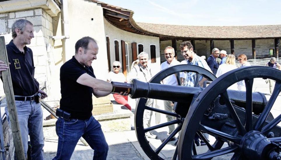 Bereits beim Laden der Kanonen schauten die Schloss- und Burgwächter gespannt zu – danach wurden auf der Munotzinne drei Böllerschüsse abgefeuert. Bild: Melina Ehrat