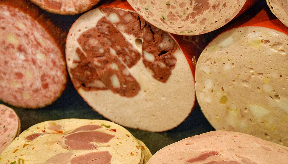 Wurstspezialitäten in allen Variationen gehören zu den Stärken der Fachmetzgerei.