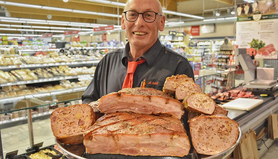 Frisch und selbst gemacht: Metzgermeister Markus Schill mit einem Teil seines Angebots.