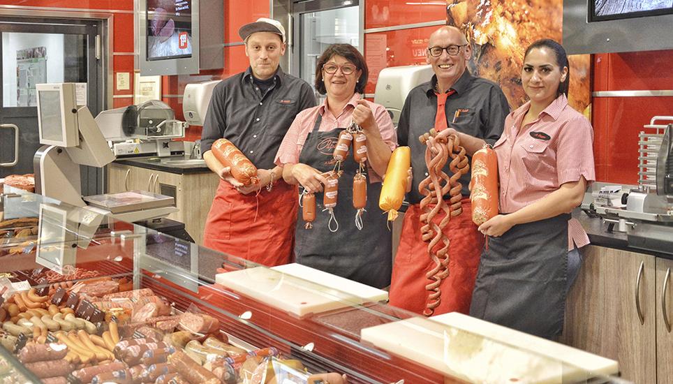 Sozusagen ein Familienbetrieb im Supermarkt: Metzgerfamilie Schill mit Fachverkäuferin (r.).