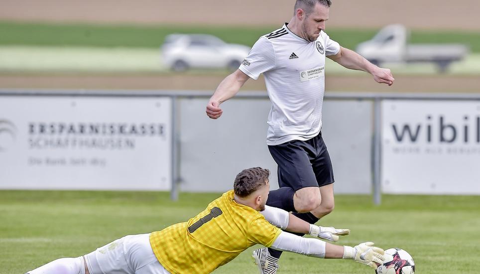 In dieser Saison hatten die Gegner und deren Keeper immer das Nachsehen gegen die SV Schaffhausen (weisses Trikot), die bislang eine makellose Bilanz aufweisen. Gelingt im Cupfinal gegen den FC Diessenhofen nun der nächste Coup? Bild: Roger Albrecht