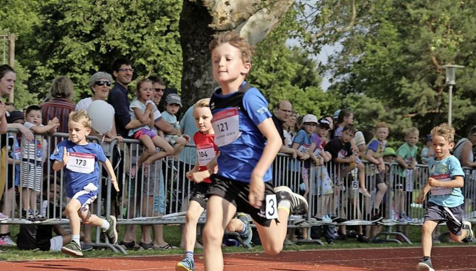 Zahlreich säumten die «Fans» der jungen Sprinter die Munotsportanlage.