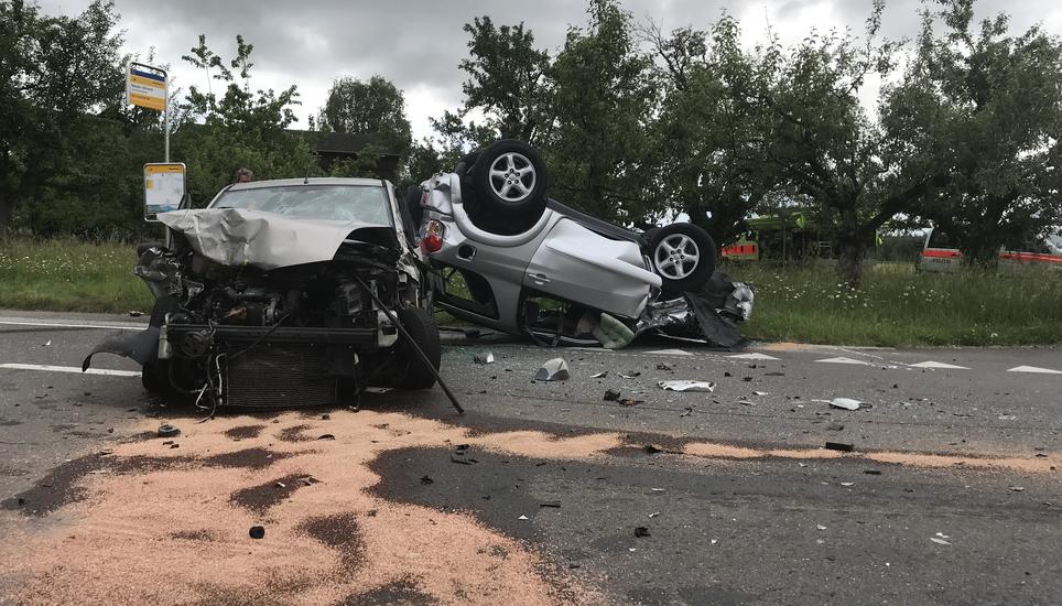 An zwei Fahrzeugen entstand Totalschaden. Bild: Kapo ZH
