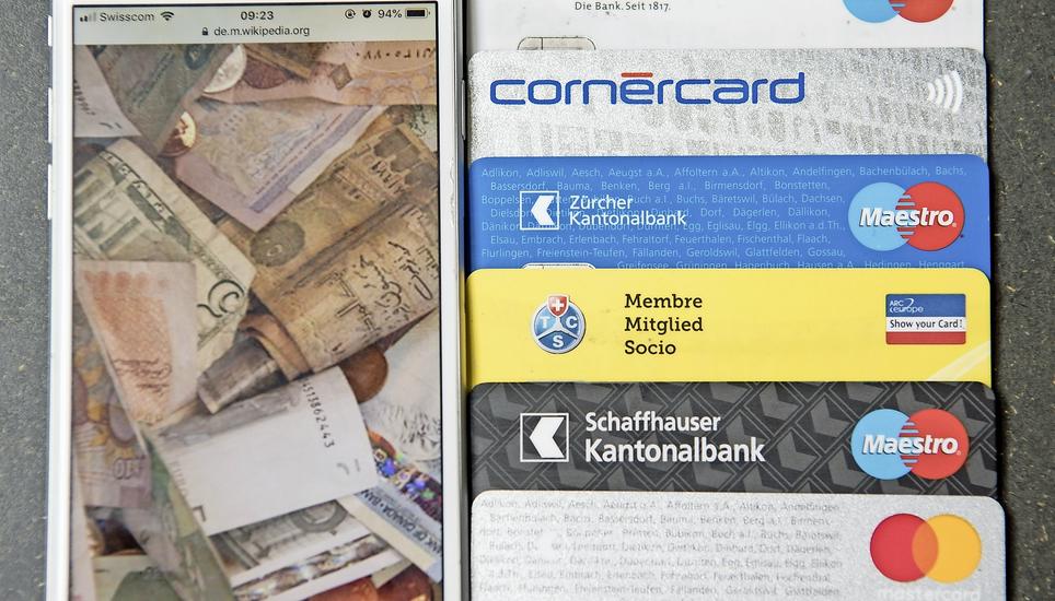 Schweizer greifen beim Bezahlen gerne zu verschiedenen Karten, dem Smartphone oder weiterhin zum Bargeld. Bild: Jeannette Vogel