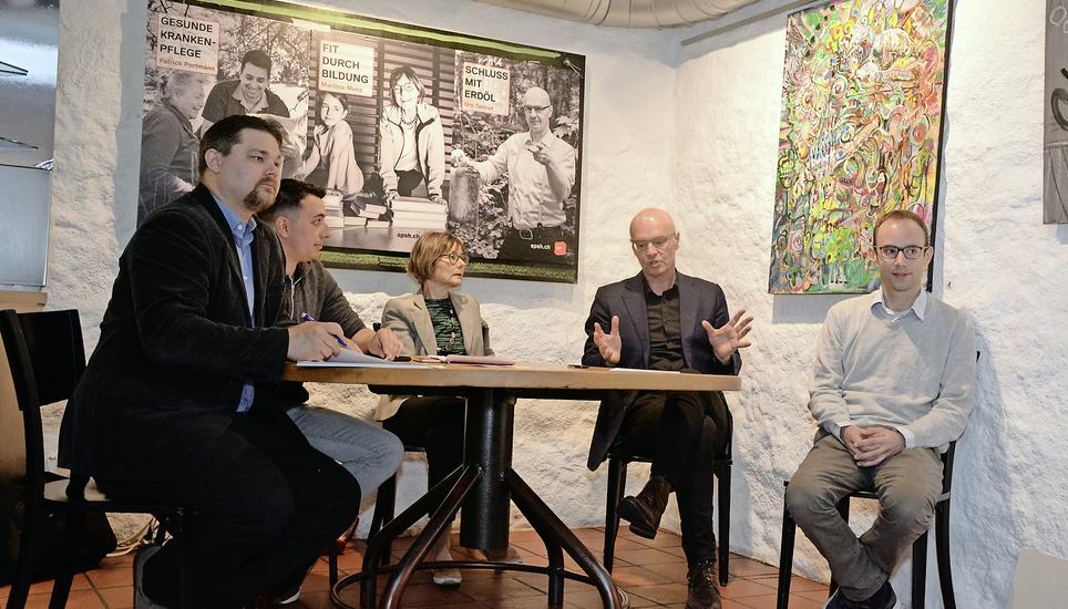 Wahlkampfauftakt in der Fassbeiz: SP-Parteipräsident Daniel Meyer, Ständeratskandidat Patrick Portmann, Nationalrätin Martina Munz, Nationalratskandidat Urs Tanner und Co-Wahlkampfleiter Thomas Weber (v. l.). Bild: Melina Ehrat
