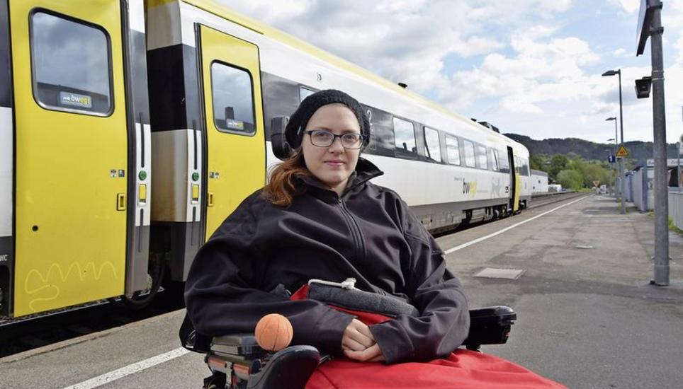 Morena Eckert, angehende Journalistin aus Bad Säckingen, kämpft seit fast einem Jahr dafür, mit dem Interregioexpress auf der Hochrheinstrecke mitzufahren. Oft ohne Erfolg. Bilder: Saskia Baumgartner