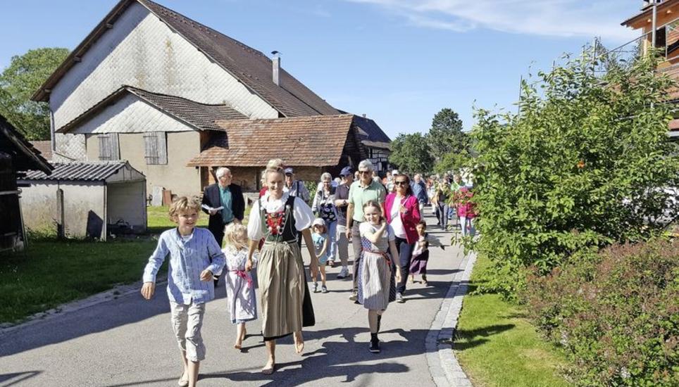 Auch die zweite, dritte und vierte Generation nahm am Gedenkanlass teil. Auf dem Bild die Enkelin (Mitte) und im schwarzen Anzug der Sohn des Bauerndichters. Bild: schi